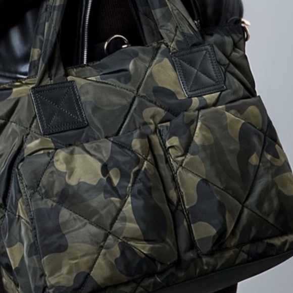 🔥 RESTOCKED!🔥 Camo Puffer Tote Bag - Picture 10 of 14